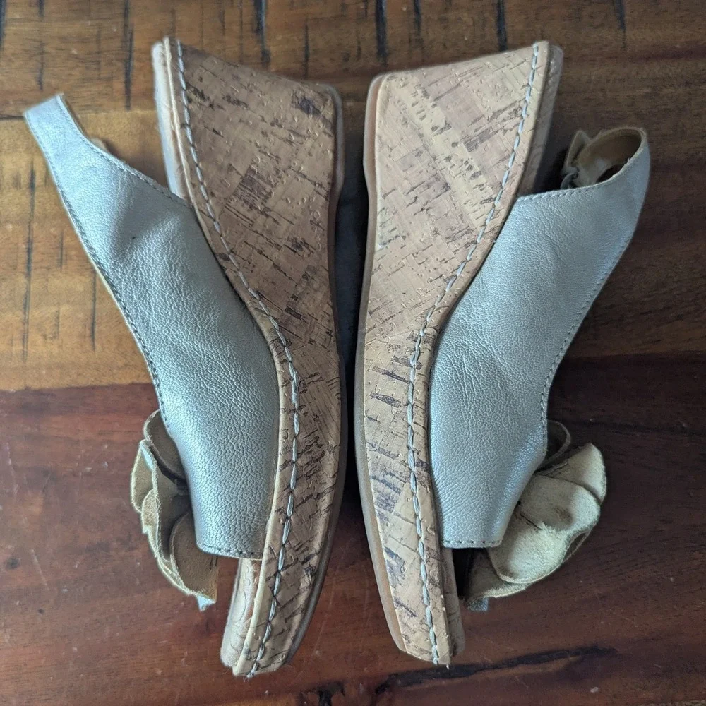 b.o.c.Wedge Sandals Champagne Gold Floral Leather Sz 6 Neutral Beachy Feminine